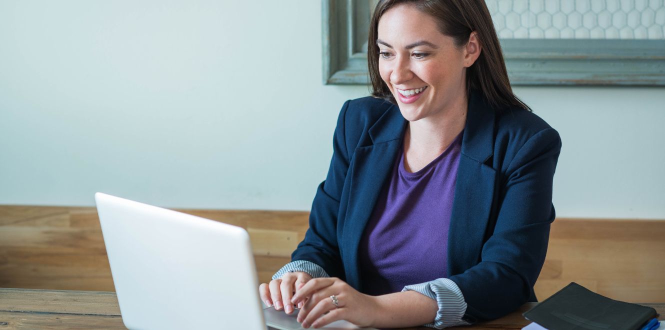 donna sorridente al computer