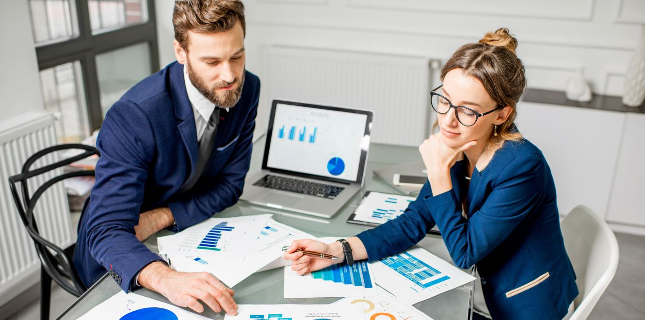 uomo e donna in ufficio fanno la gestione finanziaria aziendale