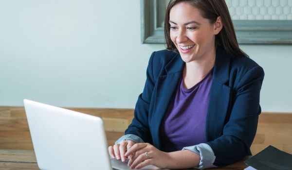 donna sorridente al computer